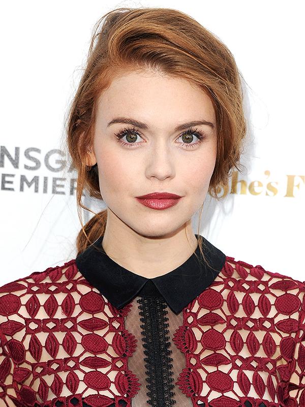 TEMPTU's tweet photo. .@HollandRoden aces the Summer-vamp look in our Jet Rouge #ColorTrue Lipstick by @elleleary! http://t.co/wILcQh7uRR http://t.co/6n71S0PDOf