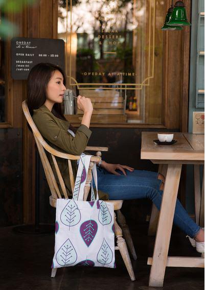 my designs are now on totes over at cottonbunch.com, a sweet new company!