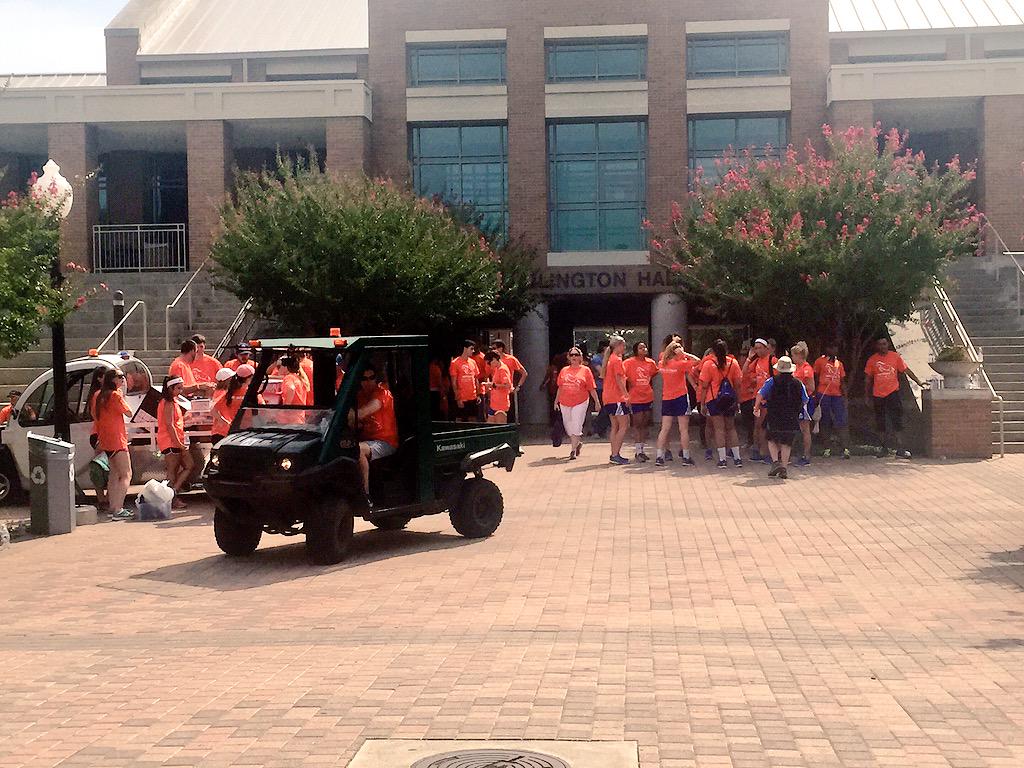 CollegeParkUTA's tweet photo. A record breaking 700 volunteers came out for #UTAMoveIn2015 http://t.co/WYAuRvMTjN