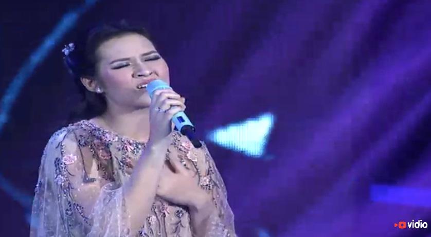 SCTV's tweet photo. Tak bisa dipungkiri @raisa6690 menjadi icon pembuka Malam Puncak #SCTV25 http://t.co/KY1oPcfssX