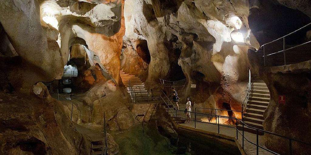 ¡En busca del tesoro! Descubre las #estalagmitas de la <a href="/cuevadeltesoro/">Cueva del Tesoro</a> goo.gl/NNu1EA vía <a href="/ElViajero_Pais/">El Viajero</a>