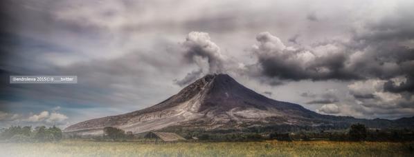Bencana_ID's tweet photo. Lovely landscape picture RT @endrolewa 
#Sinabun(g) view Sukatepu
August 23, 2015
#panorama #Volcano 
@infobencana http://t.co/JeCFSdcesf