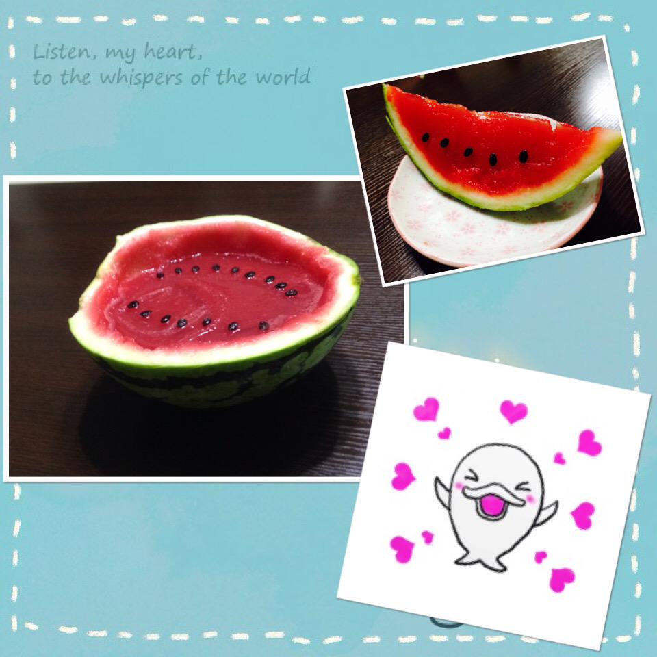 Mayomayo003's tweet photo. スイカでスイカゼリーを作ってみました！
いっただっきまーす！ http://t.co/IkmPaNgWR2