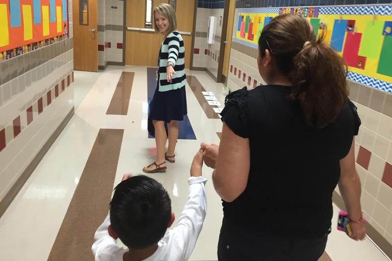 Frisco_news's tweet photo. Hugs. Sniffles. Now pose. Share your back-to-school photos. Send yours with name, grade, school to #dfwbts. http://t.co/YOG4SKbaY2