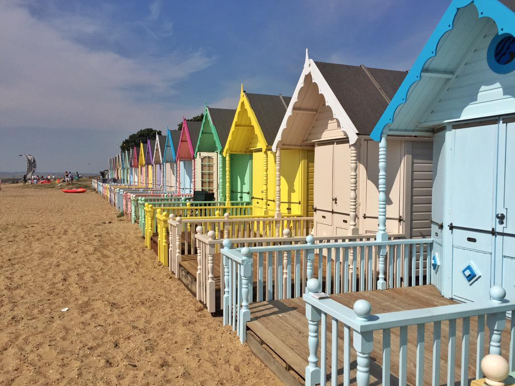 thewotme_viajes's tweet image. Preciosas las casitas de colores de la playa de Mersea Island, cerquita de #Londres ... Nos os parece ?