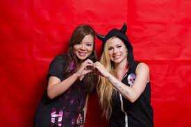 AkkA0A0's tweet photo. ดราม่าทำไม ไม่มีใครไม่รักแฟนเพลงตัวเองหรอก Love this woman ❤❤#avrillavigne #littleblackstar #Avrilfans @AvrilLavigne http://t.co/2FdB7O7c6v