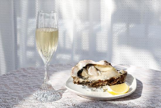 mb_by_alice's tweet image. シャンパングラスの持ち方について - niconicoland.com/wine4-2/  #シャンパン,#グラス,#持ち方,#マナー,#社交界,#お酒,