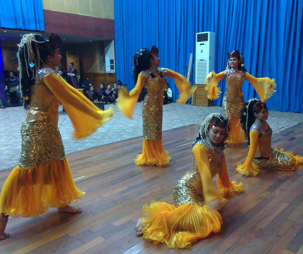 prod_bw's tweet photo. Para ikan di drama musikal #JanjiToba cantik2 ya~ http://t.co/0JAqItRpqi