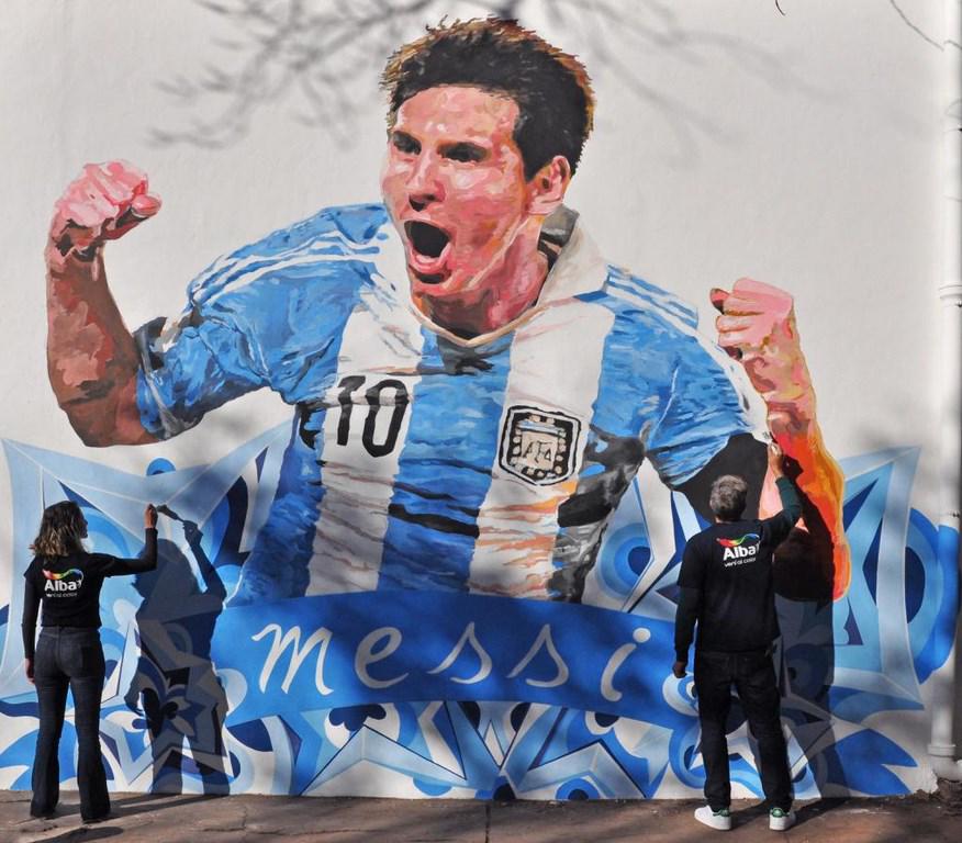 DiarioOle's tweet image. Se inauguró un mural enorme de Messi en la escuela rosarina a la cual asistió en su infancia ▶ bit.ly/1NwhRsy