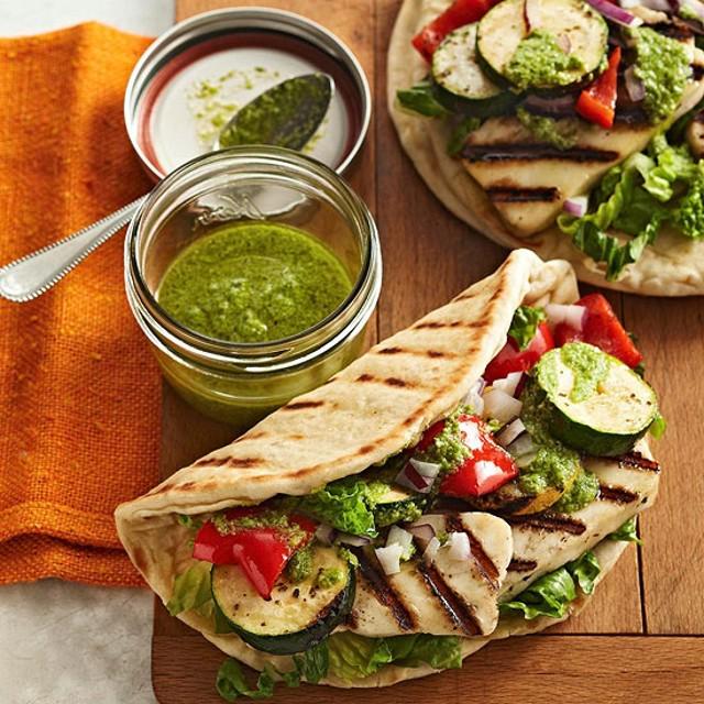 #Vegan Pesto Veggie Gyro by IG @betterhomesandgardens
bit.ly/1NkpGhK
#plantbased #veganism #veganfoodshar…