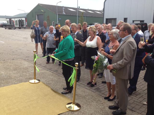 HOC_Hoorn's tweet photo. Officiële heropening Oude Veiling gebouw door Alien Alberts #rivitalisering #deoudeveiling #hoorn #OBNHN #provincienh http://t.co/tLLz0AiHMx