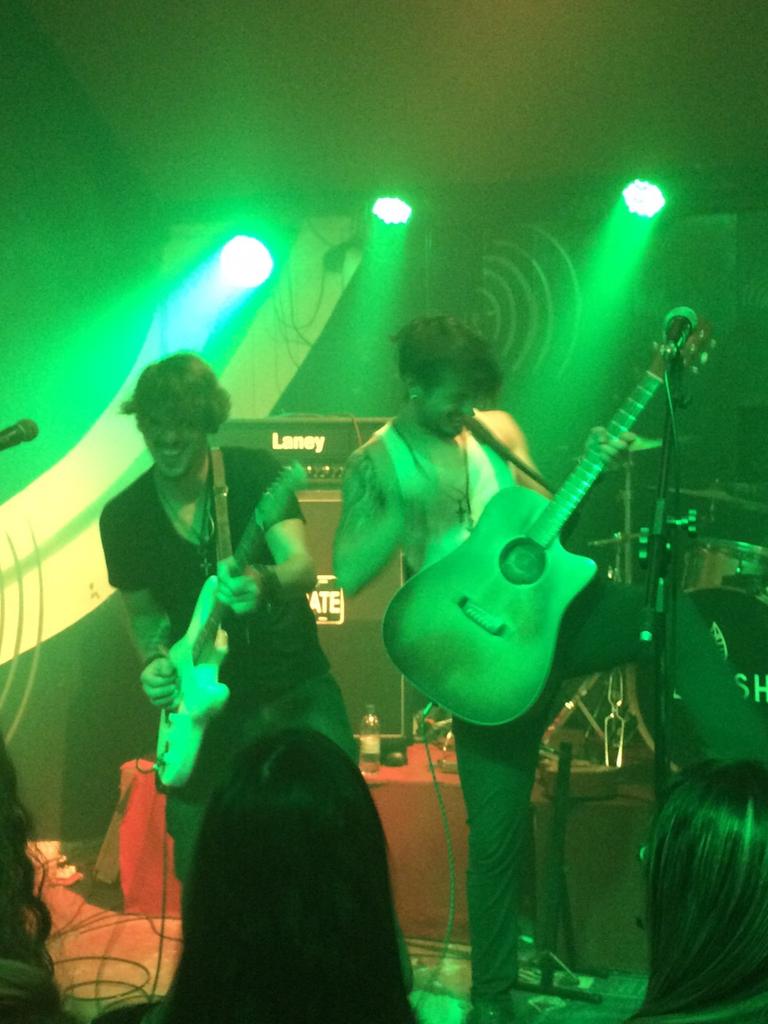 Jessy_Andradeh's tweet photo. Sincronismo?! Imagina! Kkkk Sente a vibe!!!! #LeashEmSP #Lindos #VemCá #MG #Cwb #SP *-* s2 @BandaLeash http://t.co/NJf3mb9seq