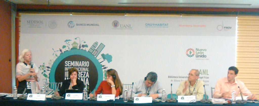 paula_hdz's tweet photo. Panel sobre Redes de Protección Social con @lindagibbs y funcionari@s de @FOSIS_Chile @MedSolidaria y @portalbrasil http://t.co/emSGiJAeD0