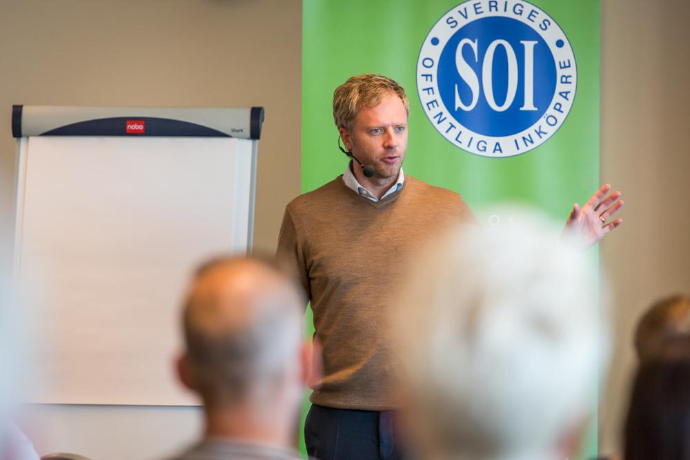rohlander's tweet photo. Nu är konferensen #soinorr2015 igång. Rivstart med Olof Röhlander som kickstartar kvällen. http://t.co/CU9butcZs2