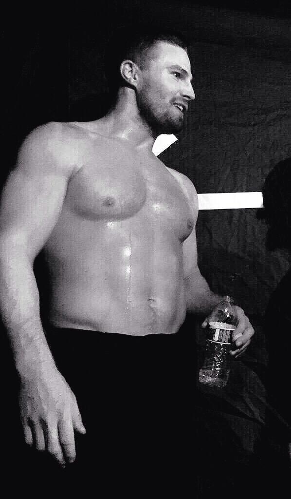 victori96572376's tweet photo. F : God you're really sweaty 🔥😂😏💪 2x01 #Arrow #Olicity #125DaysOfOlicity #WWEArrows http://t.co/eAEBcwQI4G
