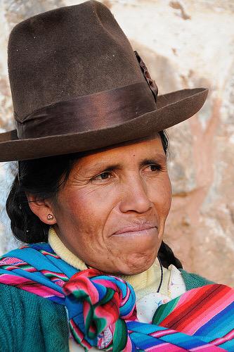 تويتر \ Bellissima على تويتر: &quot;様々な民族衣装からインスパイアされているヴィヴィアン・ウエストウッド。82年コレクション  「Nostalgia of Mud」で発表のマウンテンハット。元ネタはアメリカ ボーイスカウトハットとペルー人が被っている帽子のミックスが有力説  http ...