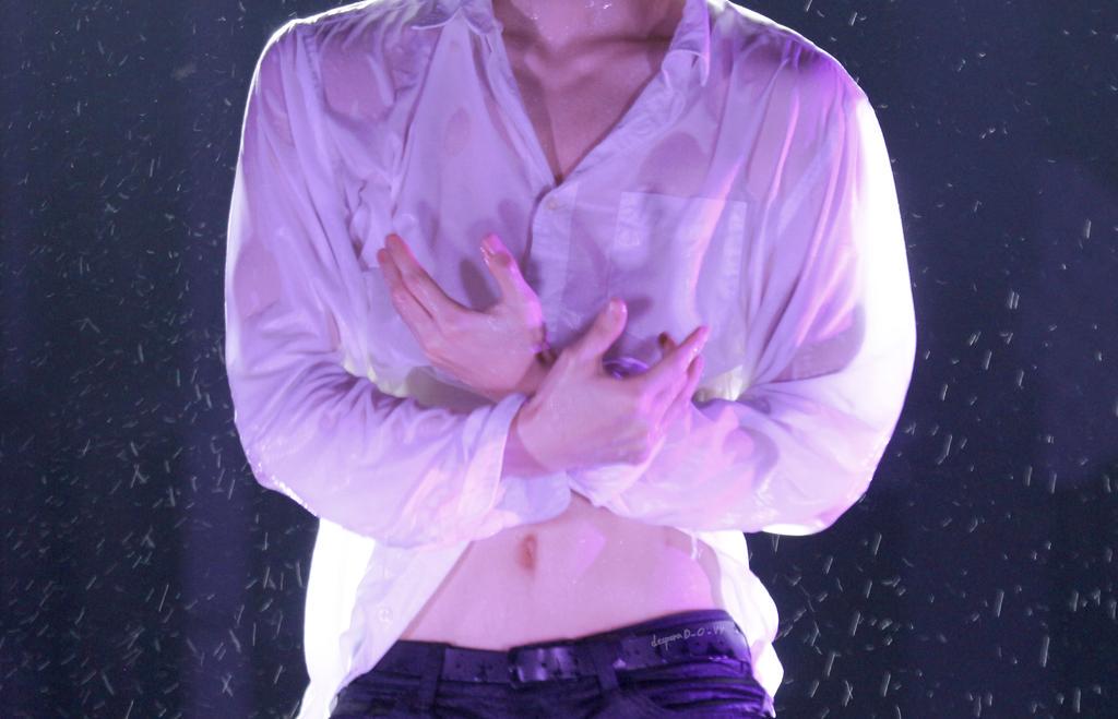 BUBBLETEAHOLIC's tweet photo. #sehun บ้านแฟนไซต์เซฮุนพร้อมใจกันปล่อยรูปนี้มากค่ะ เซทนี้เหมือนโดนสาปด้วยหน้าท้องกับสะดือเซฮุน ขาวจั๊วะ 😳😭😭😭😭😭 http://t.co/uHxZ3ENqkz