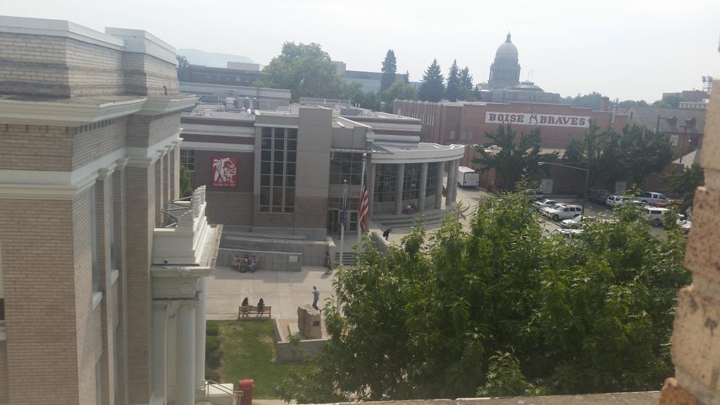 BoiseHoops's tweet photo. Welcome back and good luck this year to all students and teachers! #firstdaybsd2015 http://t.co/WNNOQBTkTG