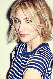 Happy Birthday to Beth Riesgraf (37) 