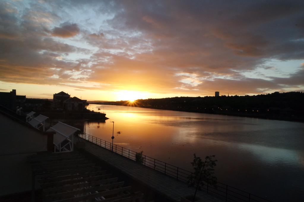 Beautiful sunset over the Tyne tonight 🌅
