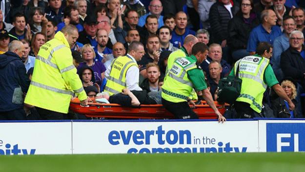 Sergio Aguero yang berhasil menyelamatkan nyawa fans Everton ditengah laga >> ids.fm/Wh7NlhHK <a href="/MCFC_Supporters/">Man City Indonesia</a>