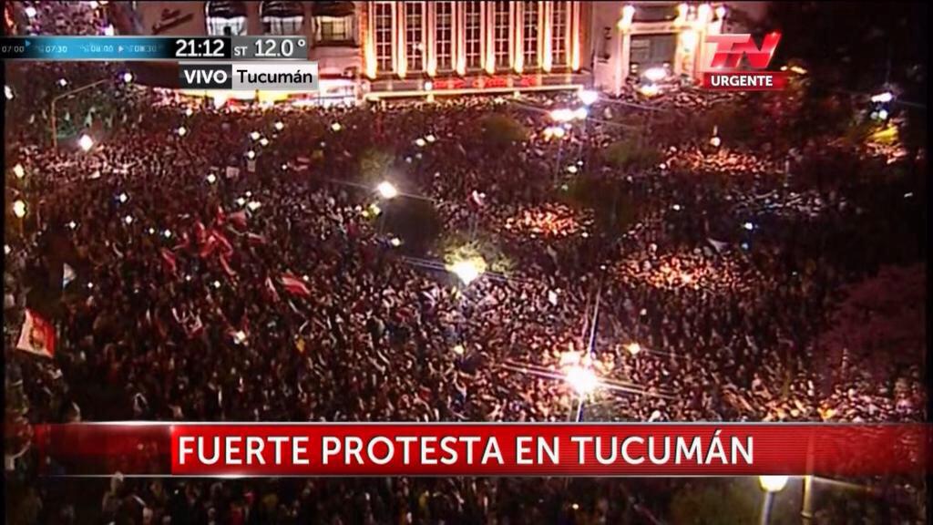 jlzorzi's tweet photo. Los tucumanos ruegan de rodillas "Le pedimos a los argentinos que se unan a nosotros" Por favor #Tucumanazo http://t.co/WSor5N8g4c