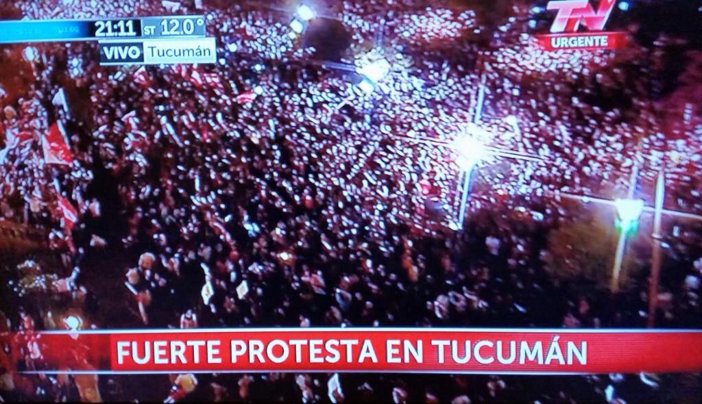 jlzorzi's tweet photo. Los tucumanos ruegan de rodillas "Le pedimos a los argentinos que se unan a nosotros" Por favor #Tucumanazo http://t.co/WSor5N8g4c
