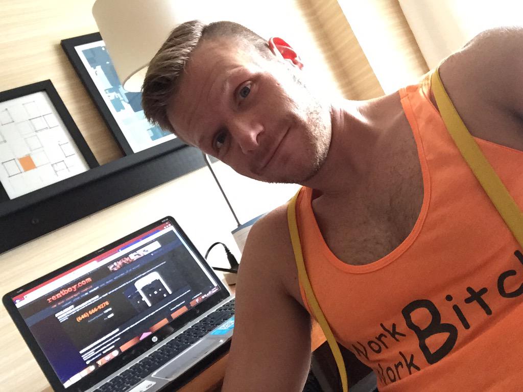 BrianBondsXXX's tweet photo. And now we wait... For either my buddy to get back to me or a business call. Or there's the gym. I'm hungry @rentboy http://t.co/ChrErbjr2p