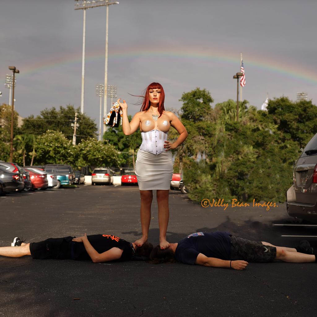 MYRedRussian's tweet photo. Sometimes, no need to get upside down to do a head stand ;)
#parkinglot #trempling #FetisCon #rainbows #domina #model http://t.co/D2S0c16Njw