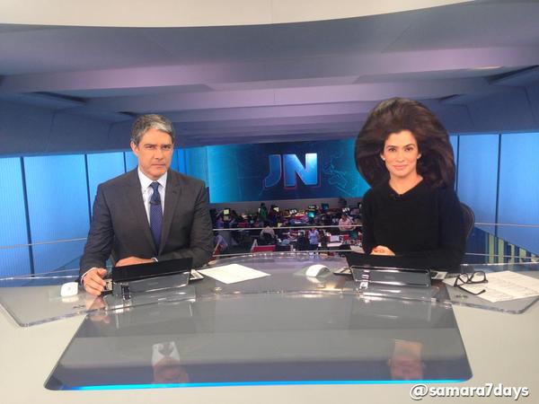 alexandreduart's tweet photo. APESAR DA CRISE, cabelo da Renata Vasconcelos cresce em ritmo acelerado. (via @samara7days) #JN #JornalNacional http://t.co/zwsGnfC2k8