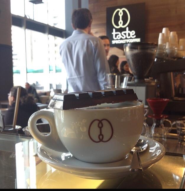 Porque también nos gusta regalonear a los amantes del #chocolate pide un #submarino en <a href="/taste_cl/">Taste Coffee</a>