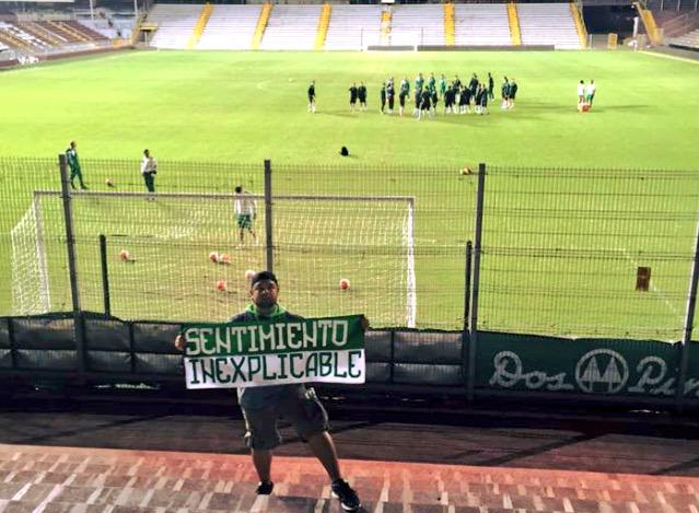 ClubSantosEn's tweet photo. #GuerrerosHouston taking in @ClubSantos training in Costa Rica. So glad you made the trip, @Guerreroshtown! ✈️ http://t.co/KKQ5STbTGO