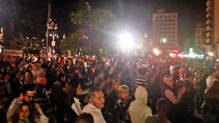 Infomedia24hrs's tweet photo. #AHORA #TucumanElige - #FraudeEnTucuman - #Tucumanazo !!! en el jardín de la República  📷 http://t.co/Lxn6ElNOCB