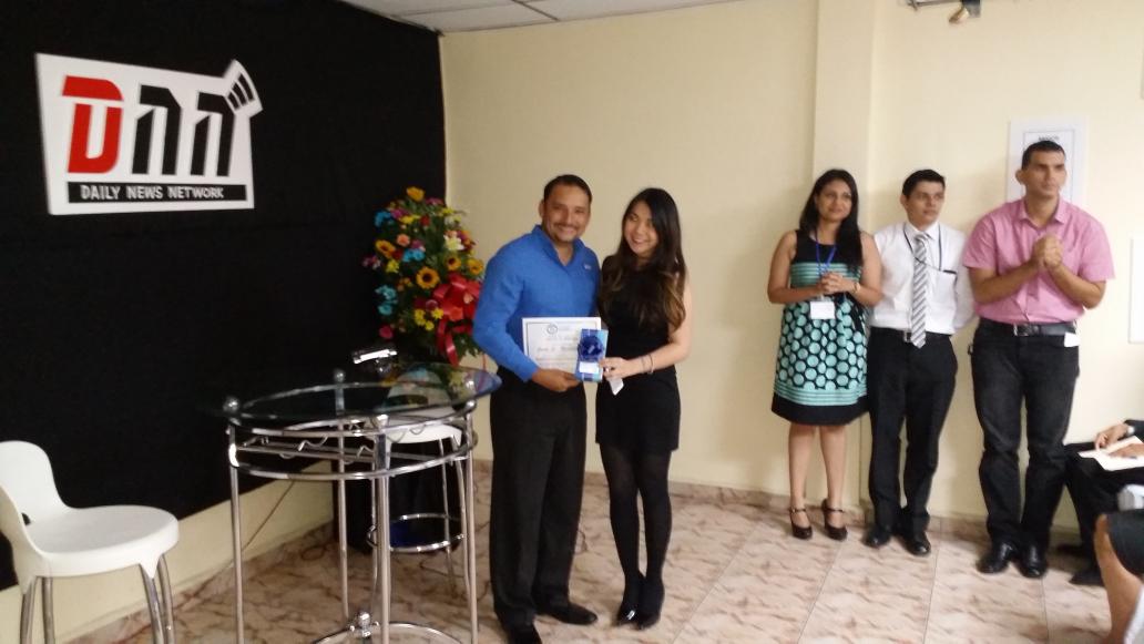 JCMUnachi's tweet photo. Compartiendo con estudiantes de Ingenieria Industrial de la @ULATPanama. @TReporta @UNACHIpanama @DiaaDiaPa http://t.co/SUrHBsi5ST