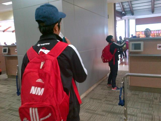 Sementara pemain sedang checkin keberangkatan #UPIgoestoMalaysia
