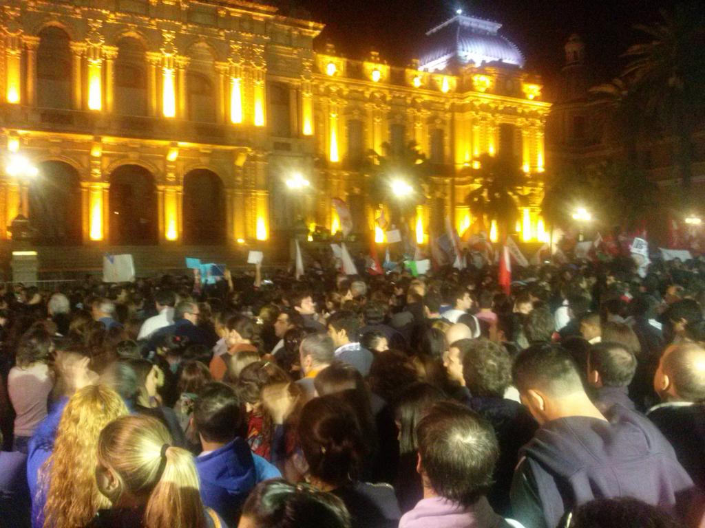 FabianMLopez's tweet photo. No se mueve nadie de la plaza Independencia. Tronó el grito para "que se vayan todos" más fuerte en años. #Tucumanazo http://t.co/dI4d8kEu8V