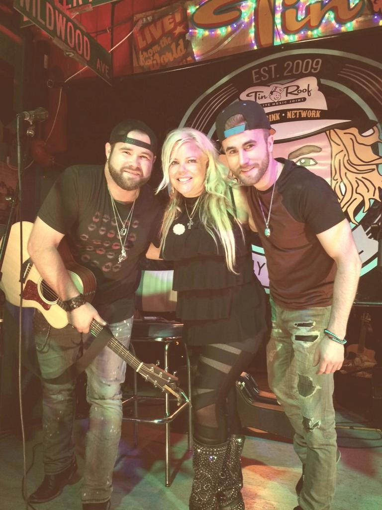 JessicaNorthey's tweet photo. Awe. @TheSwonBrothers publicist just sent this 2 me. #cmchattys awards #mustfollowduo 2015 #cmchat http://t.co/nryYiYT88g