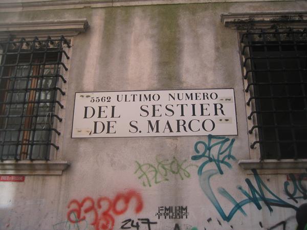 hippocom's tweet photo. Aan straatnamen heb je niets in #Venetië. #Huisnummers moet je hebben. http://t.co/yqCiqz7Hsi #CiaoTutti http://t.co/9LnqKxXuDL