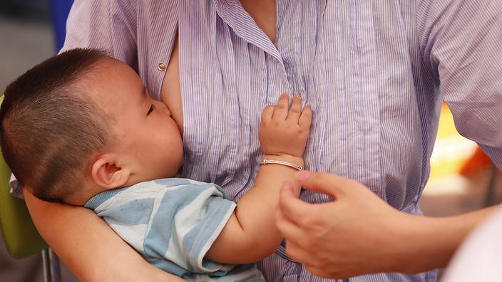 SBSNews's tweet photo. Comment: Breast milk is best for new babies but it's not the 'pure' food we thought http://t.co/0lv8Ly7Ngx http://t.co/ifq9yBz9eS