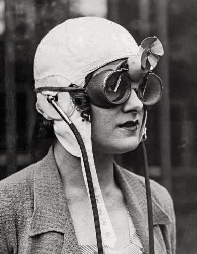 Stuart_Dent's tweet image. Just what every motorist, motorcyclist or racer needed way back in the day: wind-powered goggle-wipers! 😳😃

#F1