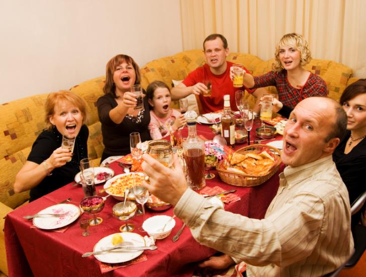 С мужем в гостях рассказ. Праздник застолье. Родственники за столом. Застолье с друзьями. Застолье с родственниками.