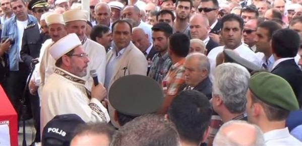 solhaberportali's tweet image. Video - &apos;Cenazelerde gövde gösterisi yapılmaz&apos; diyen müftüye: Sen helallik iste, şov yapma
haber.sol.org.tr/video/cenazele…