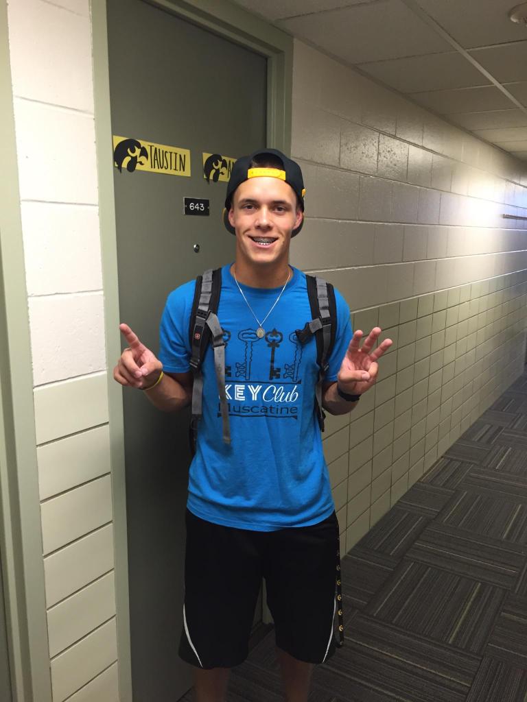 lisakaste's tweet photo. My Twins started college classes today!  I missed taking their pic's but glad they sent me these!  ♡ you both! http://t.co/pEtqPIvxyr