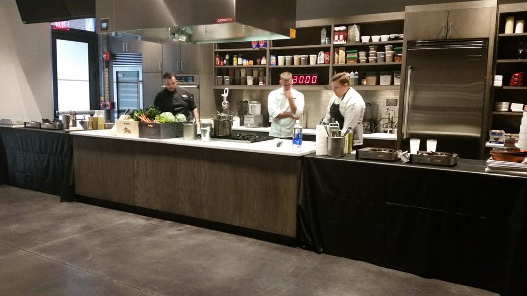 #EpicChefTB semi-finals! <a href="/Parkshore_Grill/">Parkshore Grill</a> vs <a href="/TBMiseEnPlace/">Mise en Place</a>. Cook to win. Cook to fight hunger! <a href="/EpicureanHotel/">Epicurean Hotel</a>