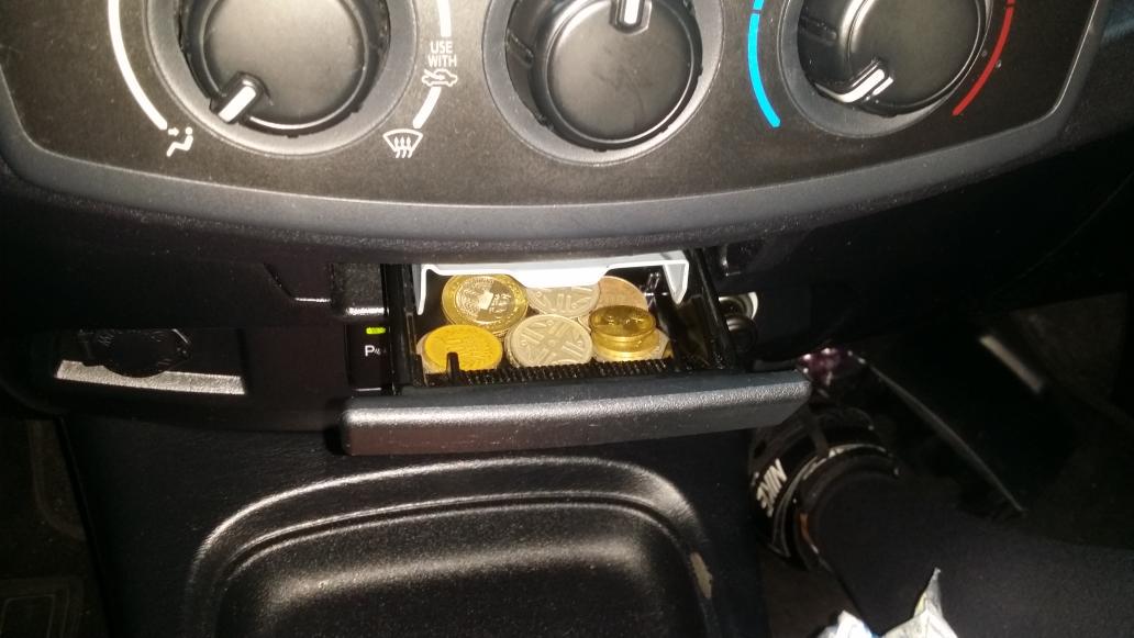creadivinas's tweet photo. @zurbanamedellin  el bolsillito de mi carro http://t.co/OCrvJ7VkYW
