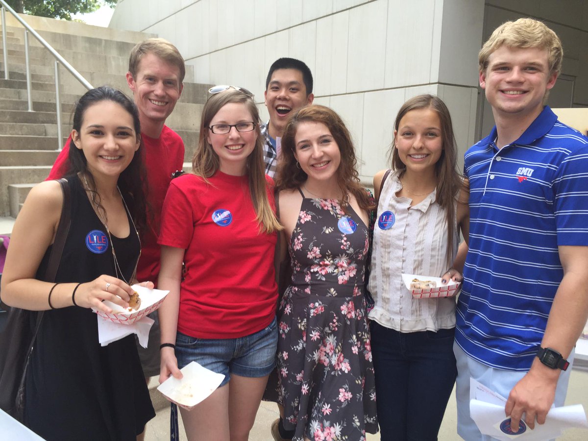 lyleengineering's tweet photo. Lyle's Engineering Students are celebrating the start of the semester at the 2015 Ice Cream Bash #iAMLyleEngineering http://t.co/t6aRmAyUYp