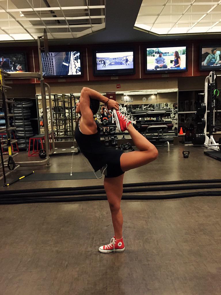 michelesullie's tweet photo. #stopdropyoga ππ½β¨ #doggcrapp #musclemates #dancerpose #chucks @muscle_mates http://t.co/RxJFSdMslN