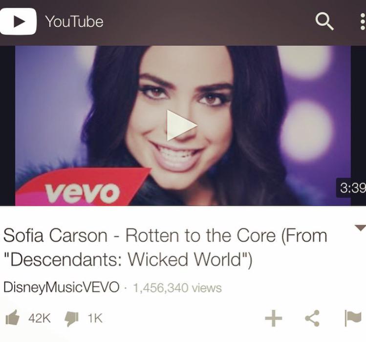 SofiaCarson's tweet photo. OVER 1.4MILLION VIEWS of the video to my version of #RottenToTheCore!!!💙 THANK YOU...💙http://t.co/l7trqmzEtE http://t.co/vVPq8r3Pip