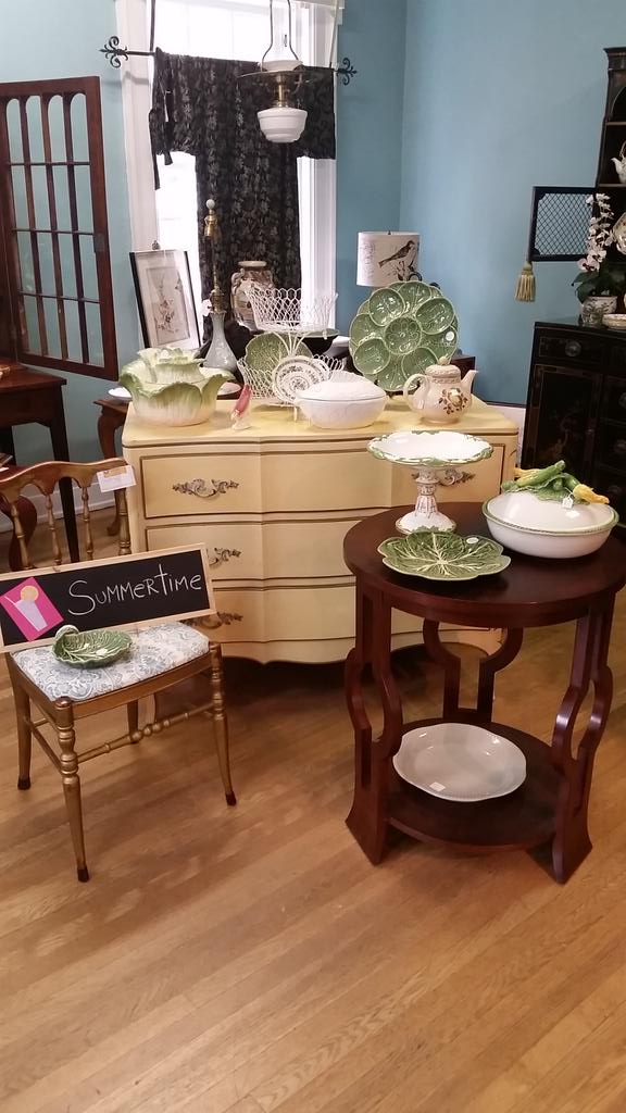 MagnoliaCHShop's tweet photo. Beautiful summer display with lettuce dishes 
#vintage #Antiques #resale #magnoliaclubhouse #finechina http://t.co/ncEXtT39dp