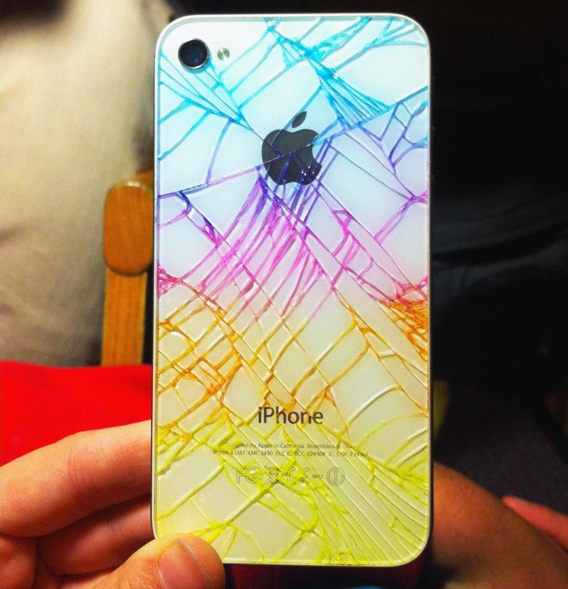 MujerGeek's tweet image. ¿Rompiste tu iphone? Lee aqui como lograr este efecto #diygeek mujergeek.com/2015/08/rompis…